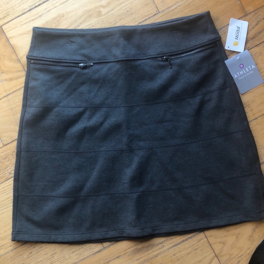 Athleta Lg / gray NWT gray strata skirt.
